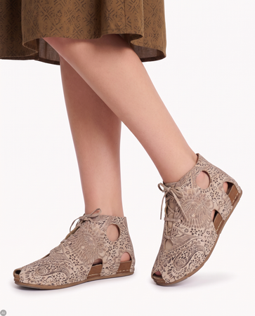 Maciejka Beige and Gold leather low shoes