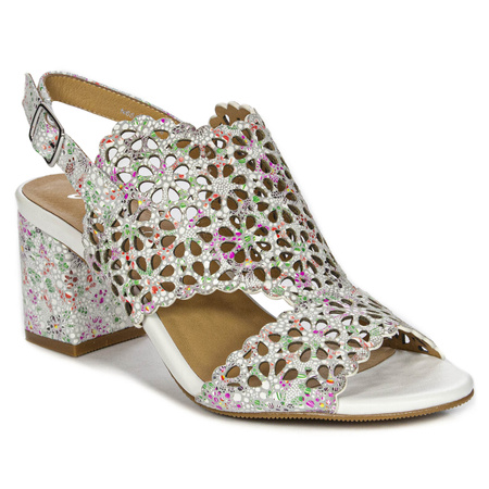 Maciejka White Sandals with flowers N6518-11/00-1