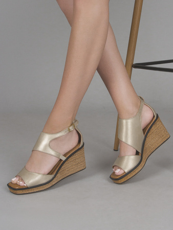 Maciejka Sandały espadryle damskie na koturnach złote 06657-25/00-5